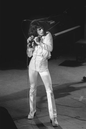 hbz-freddie-mercury-1974-gettyimages-85233934.jpg